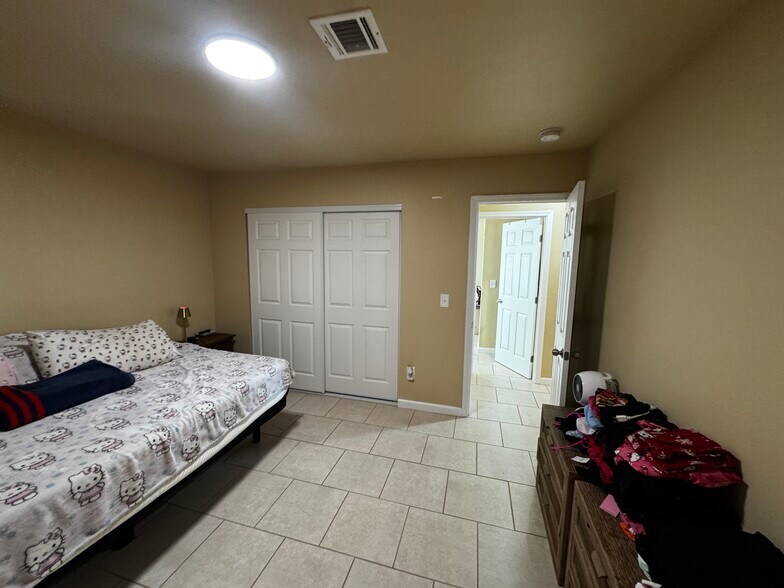 Building Photo - 879 N Mountain View Ave