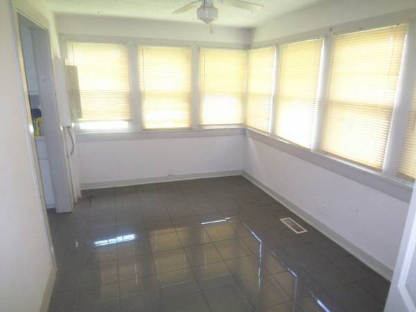 Building Photo - 882 E Broad St