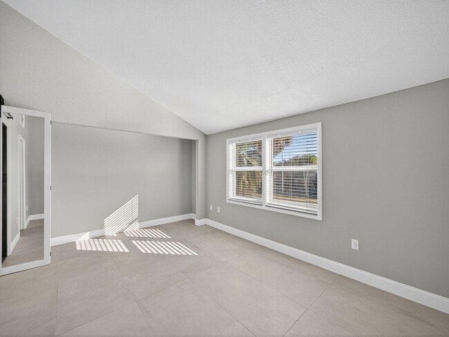 Building Photo - 1002 Shorewinds Dr