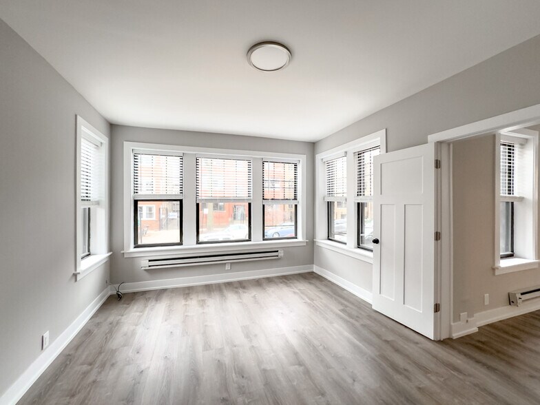 Building Photo - 4411 N Wolcott Ave