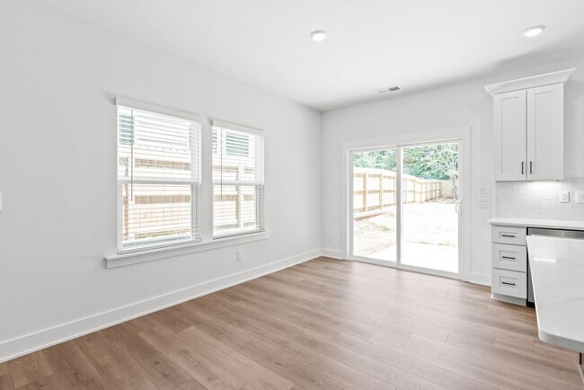 Building Photo - Move-in Ready Modern Townhome!!