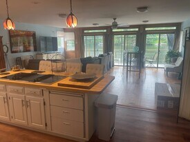 Building Photo - 129 Lakemere Dr