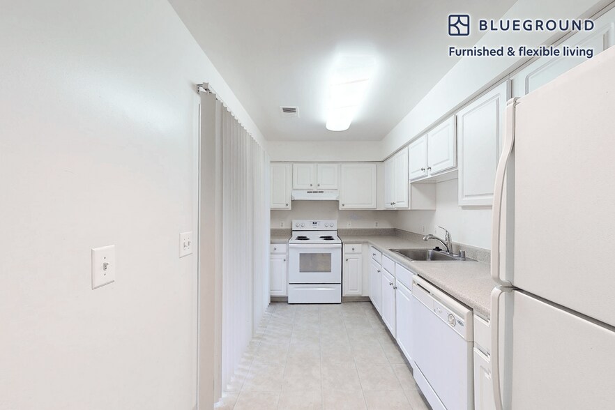 Building Photo - 5441 Columbia Rd