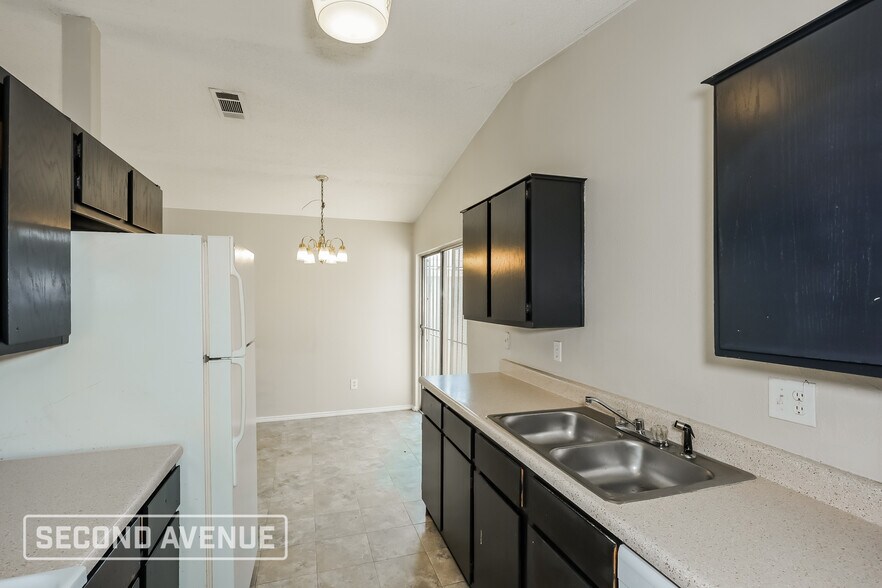 Building Photo - 1937 Red Cloud Dr