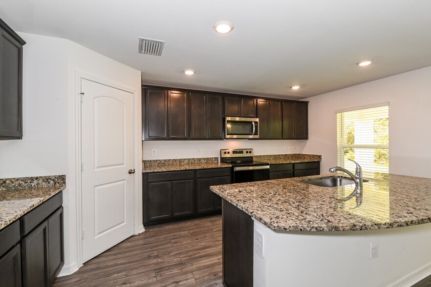 Building Photo - 2534 Atwater Dr