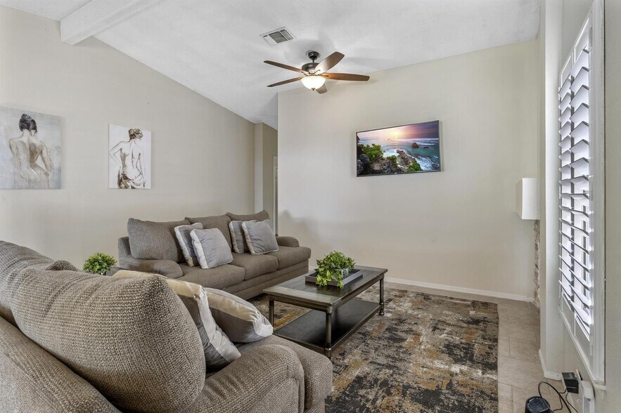 Building Photo - Spacious San Antonio home with open layout...