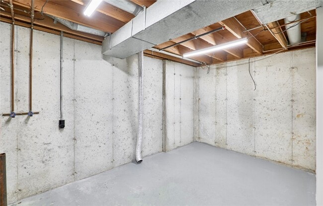 Building Photo - 2402 Savoy Dr