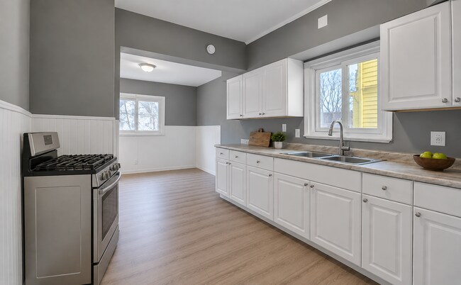 Building Photo - Newly Remodeled Home Available Now!