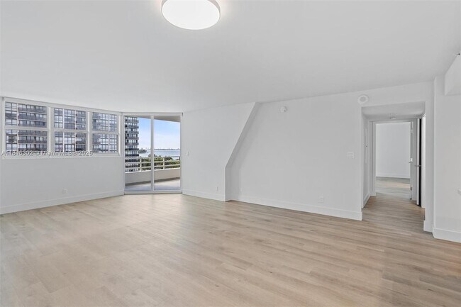 Building Photo - 555 NE 34th St
