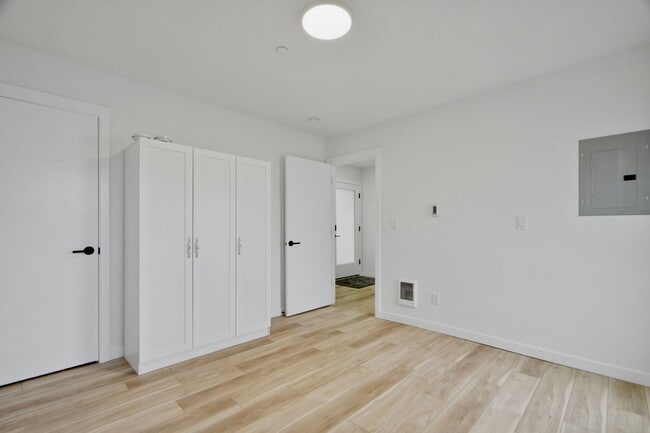 Building Photo - 3B3B cozy townhome
