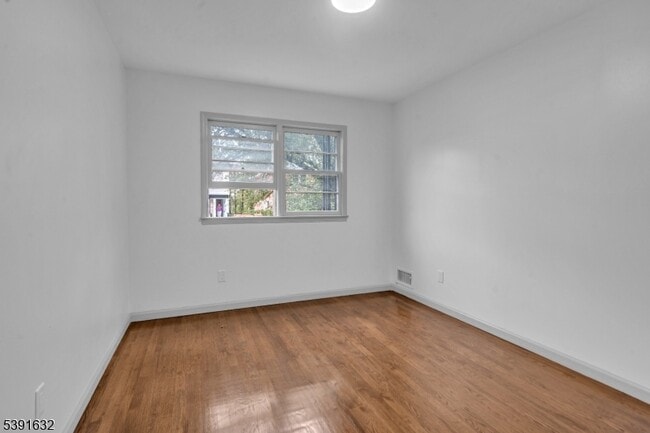 Building Photo - 235 Lakewood Dr