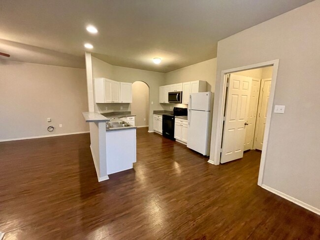 Building Photo - Three bed,  two bath in Valley View available now