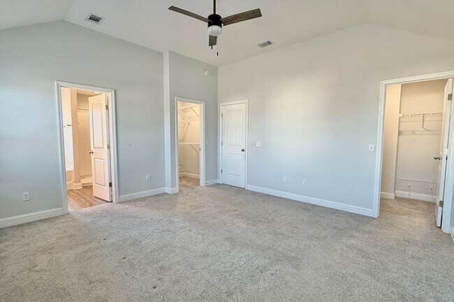 Building Photo - AVAILABLE NOW! (Pet Friendly)