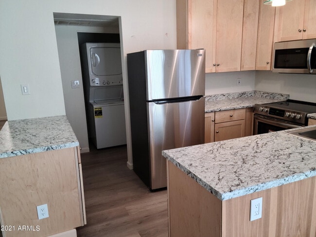 Building Photo - 1008 W Malibu Dr