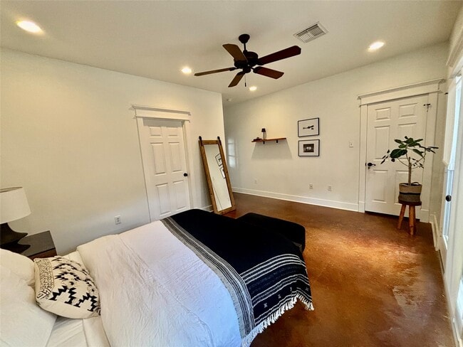 Building Photo - 919 W 15th St