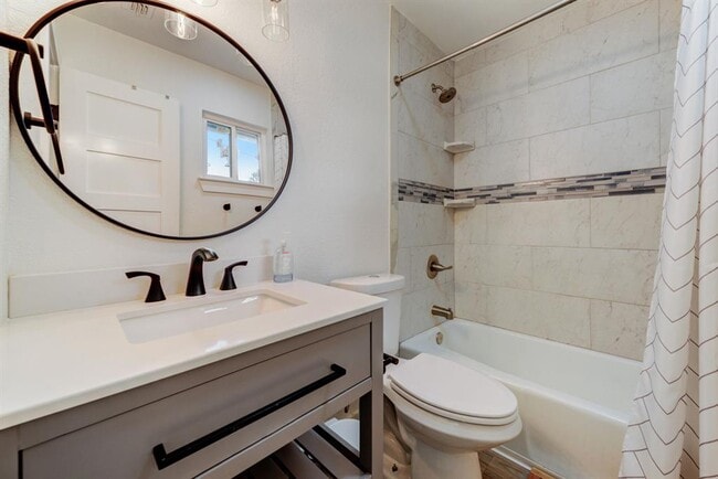 Building Photo - 4405 Button Bend Cir