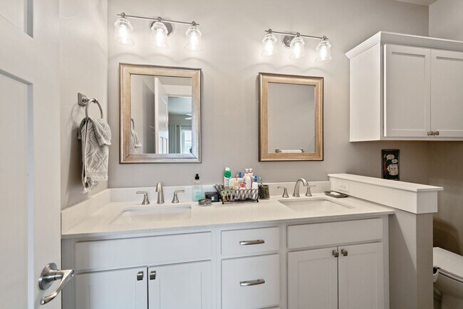 Building Photo - Modern 4-bedroom 3-bathroom Home