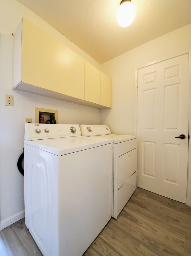 Building Photo - Rarely available! Upgraded ground floor 2b...