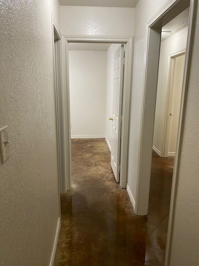 Building Photo - Affordable Elegance: 3 Bedroom Duplex in P...