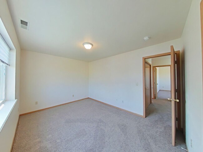 Building Photo - Townhouse-style End unit 3BD, 1.5 BA