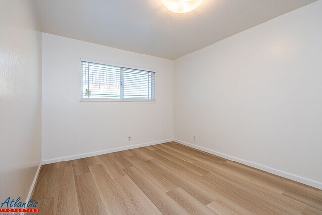 Building Photo - Beautiful & Spacious Home | LVP Flooring |...