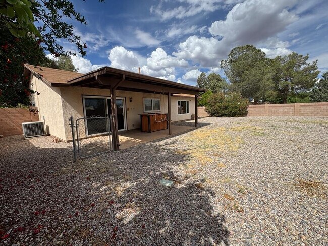 Building Photo - 1016 E Cottonwood Dr