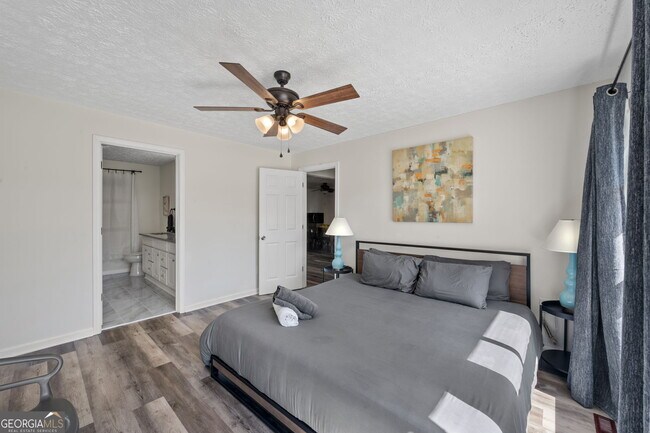 Building Photo - 1954 Woodbine Terrace NE