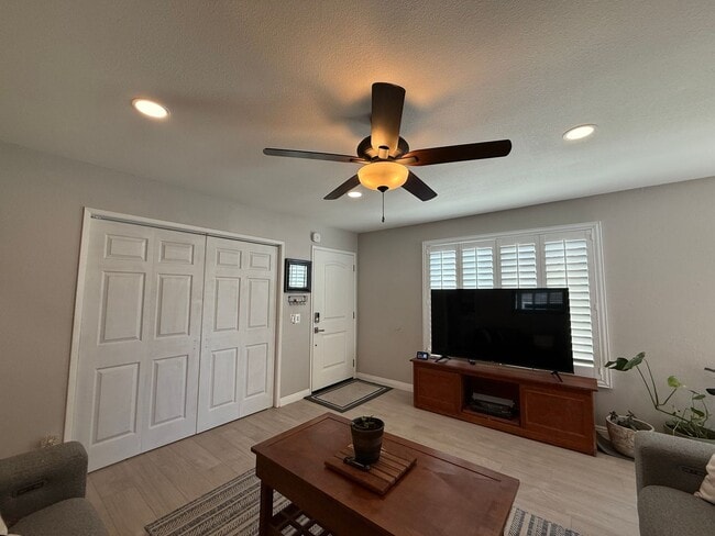 Building Photo - Well Maintained & Updated Home