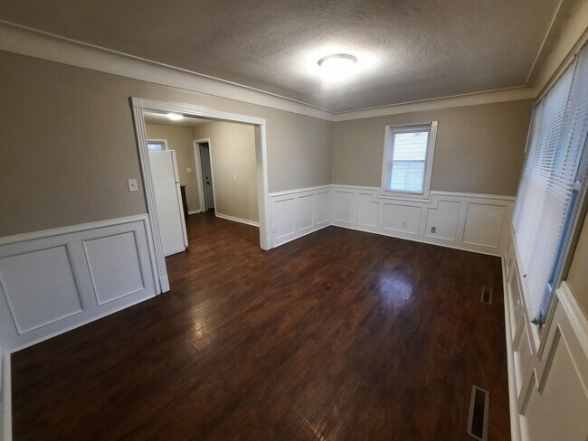 Building Photo - 3 Bedroom, 1 Bathroom Home!