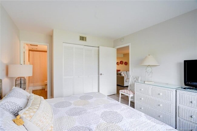 Building Photo - 5553 NE Gulfstream Way