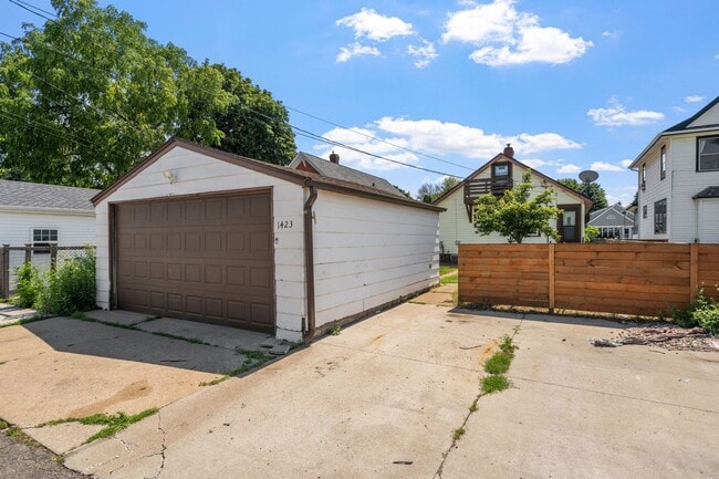 Building Photo - Your Timeless Haven in St. Paul for $2,599/month! $250 OFF 1st MONTH!