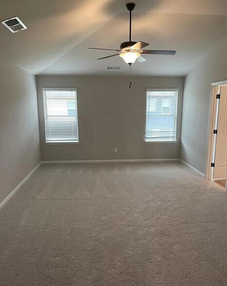 Building Photo - Room in House on Stovall Pl
