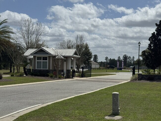 Building Photo - For Rent - Spring Move in Special ... 2nd Month's Rent FREE! (if sign a lease before the end of M...