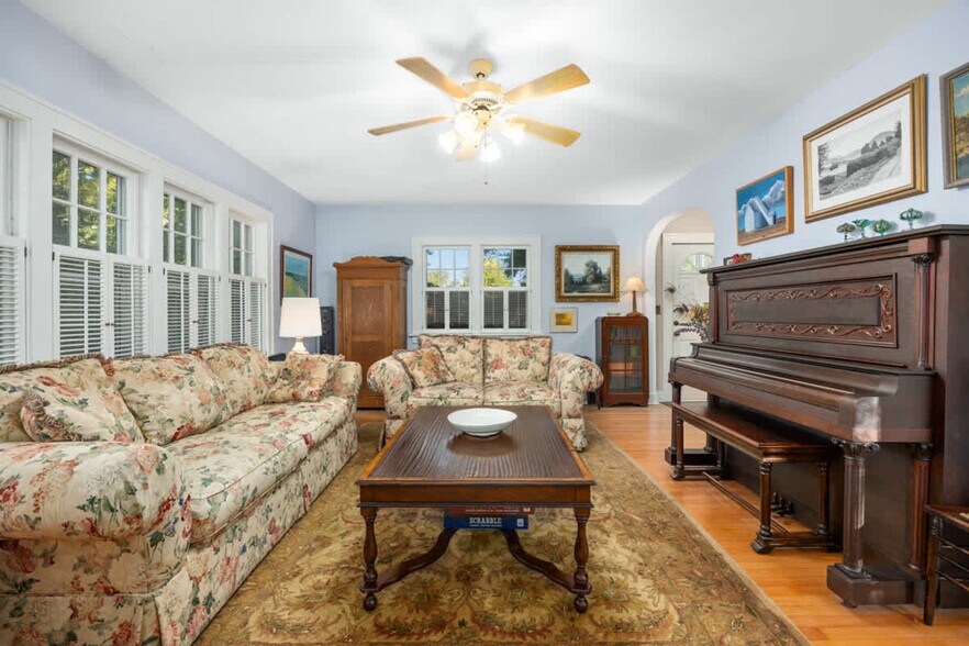 Building Photo - 630 Pleasant St