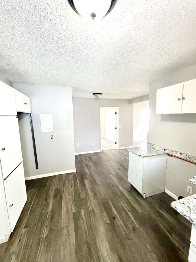 Building Photo - 3 Bedroom, 1 Full Bath