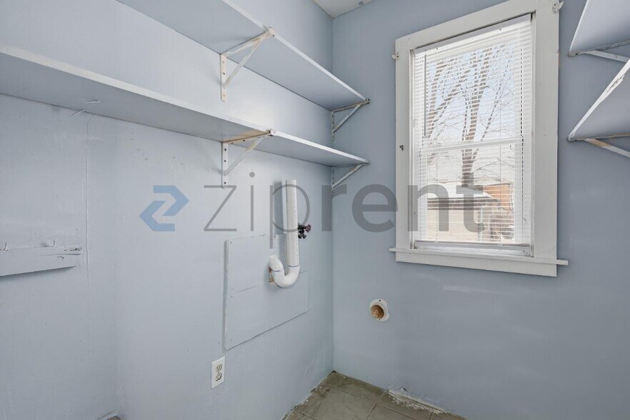 Building Photo - 62 Rowe Ave