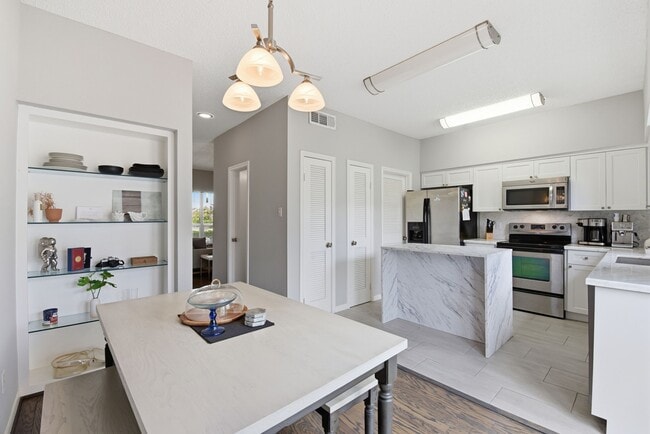 Building Photo - 1011 Fountain View Dr