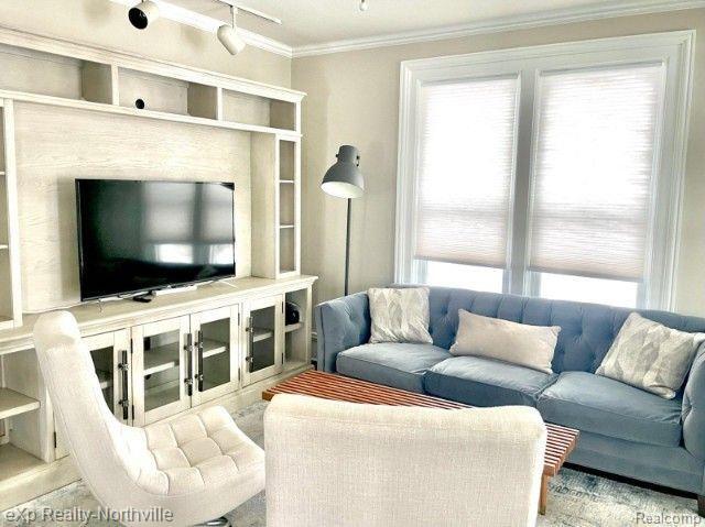 Building Photo - 212 S Pontiac Trail