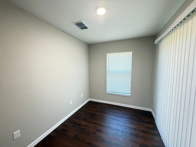 Building Photo - Spacious 3BR Home in Ocala | No HOA + Pet Friendly