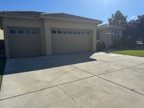 Building Photo - <b>Beautiful Three Bedroom in the Golf Cou...