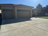 Building Photo - <b>Beautiful Three Bedroom in the Golf Cou...