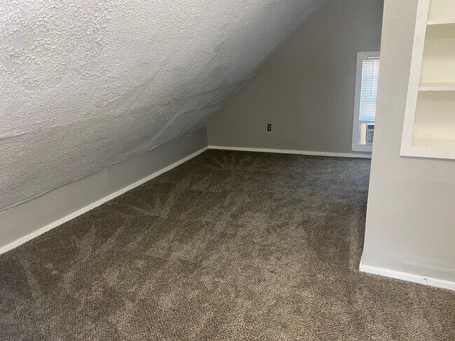 Building Photo - Very attractive 2BR 1/2 duplex