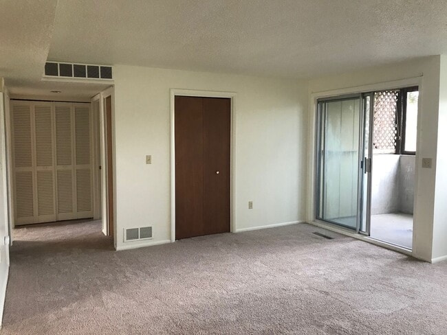 Building Photo - Move-In Today 2 Bedroom 1 Bathroom Apartment Close to Campus!