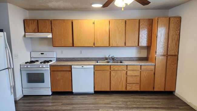 Building Photo - 2 bed 1.5 bath unit in the Meadows