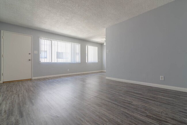 Building Photo - 8425 S Western Ave