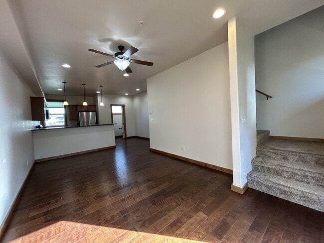 Building Photo - Upgraded 2 Bed, 1.5 Bath Townhouse with St...
