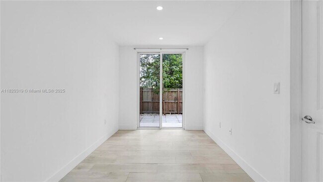 Building Photo - 3823 Thomas Ave