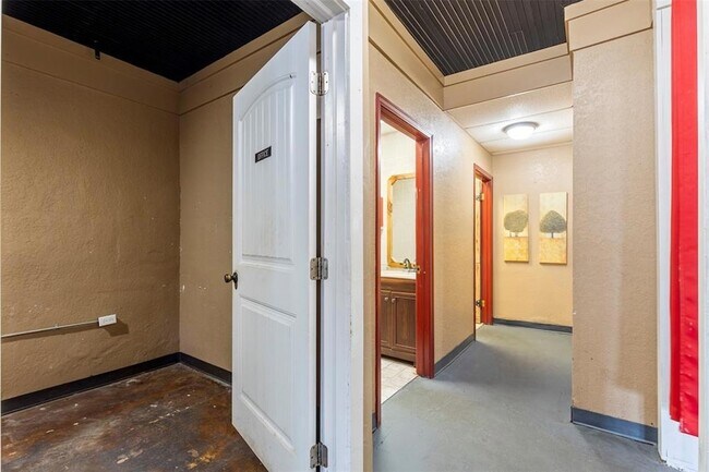 Building Photo - 327 S Green Ave