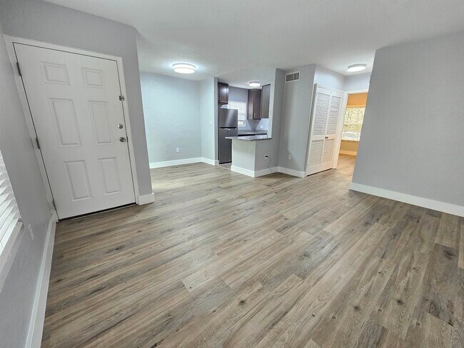 Building Photo - 1530 Live Oak Dr