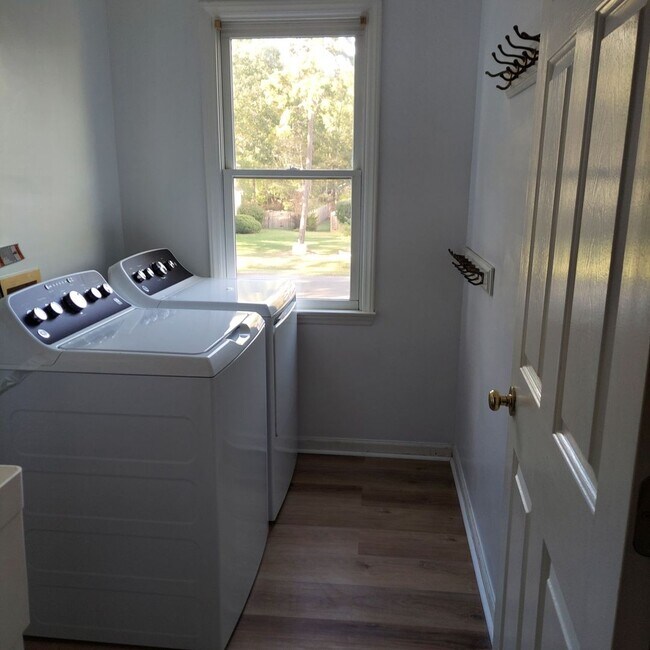 Building Photo - 1230 Briardale Rd